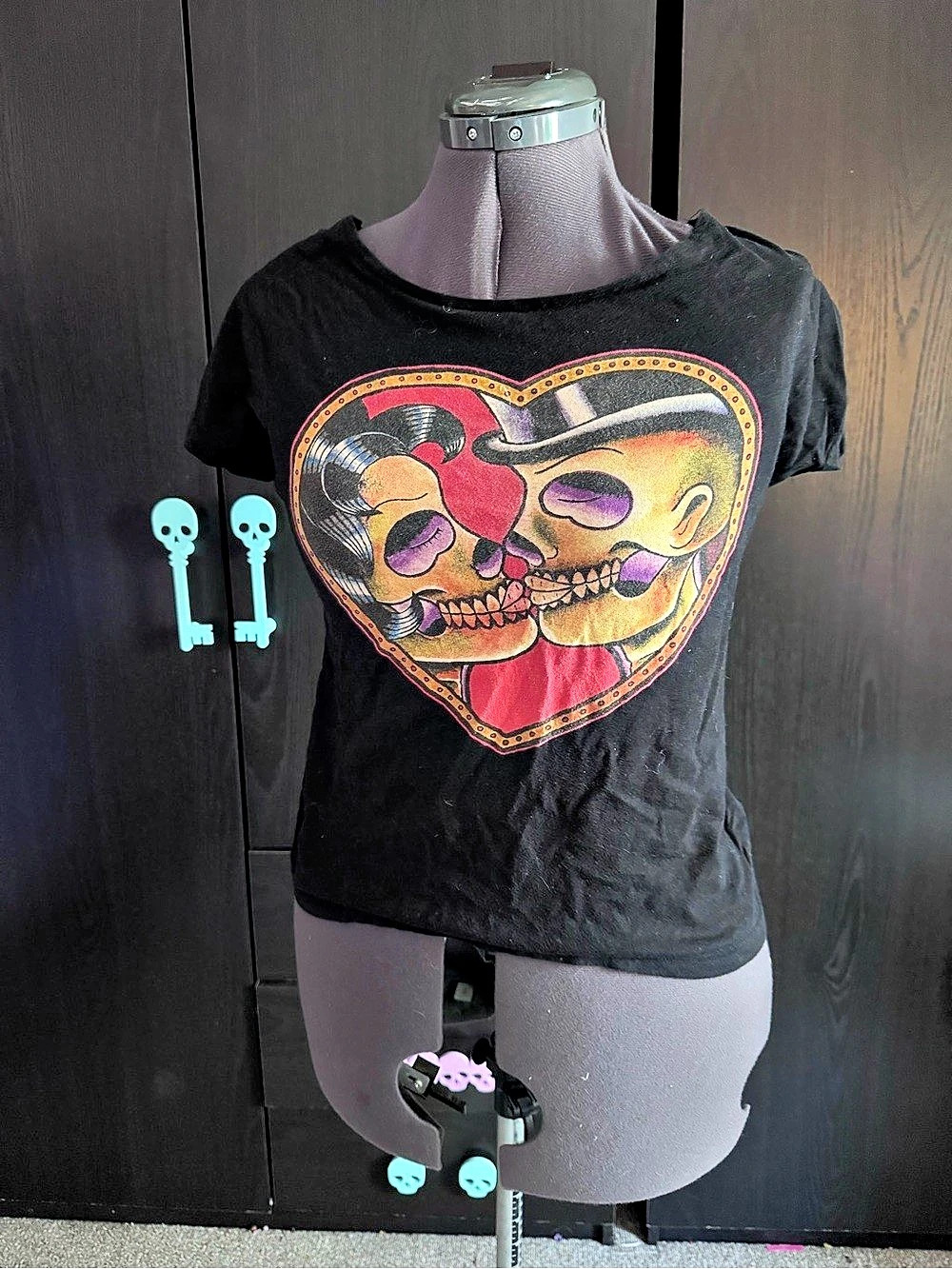 Skull Heart Graphic Backless Short Sleeve Top in Black & Red